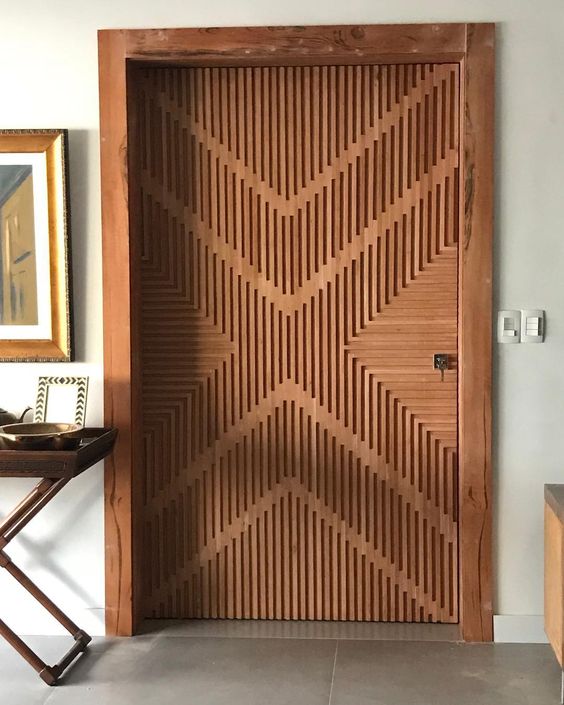 deur met bruine houten panelen