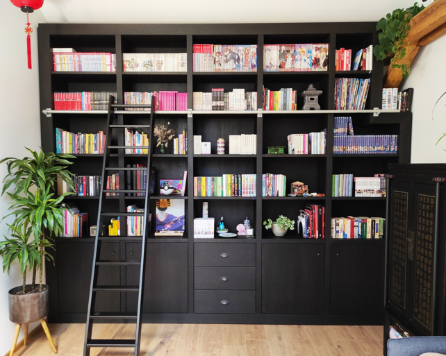 luxe woning boekenkast met houten trap