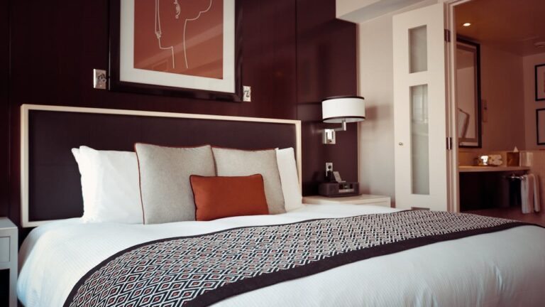 Slaapkamer luxe bed lichtinval rood