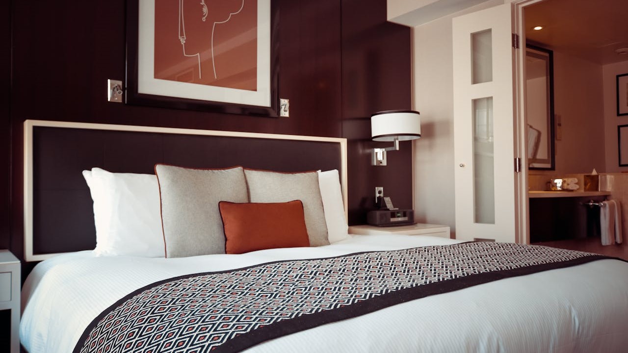 Slaapkamer luxe bed lichtinval rood