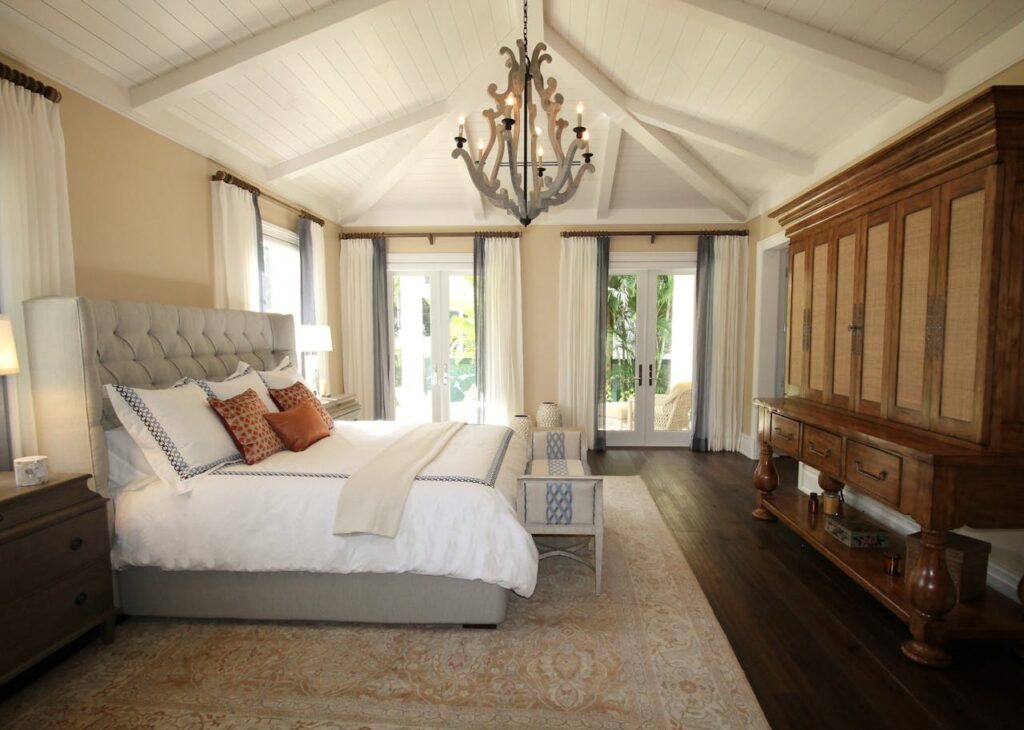 Slaapkamer luxe bed grote kast