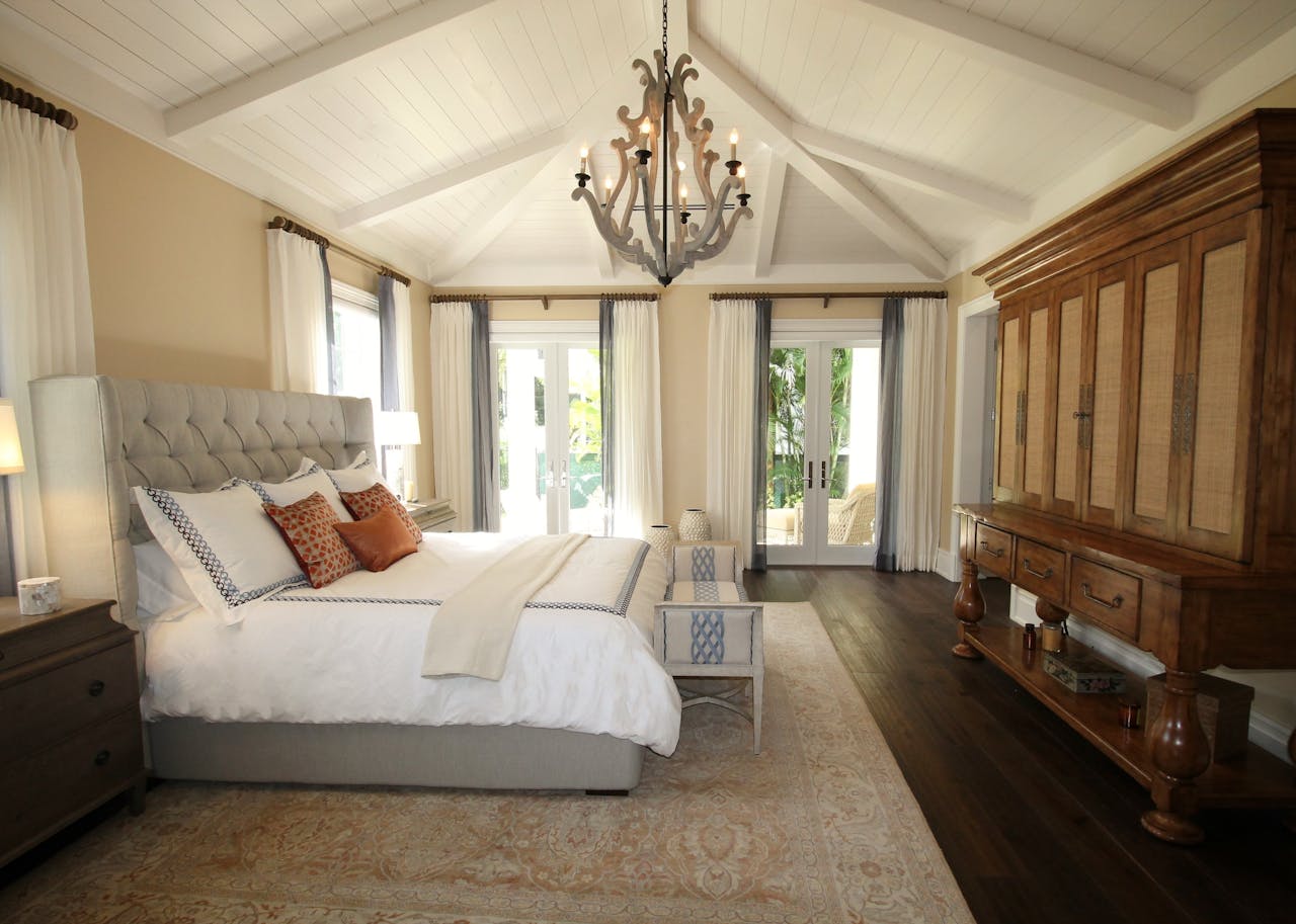 Slaapkamer luxe bed grote kast
